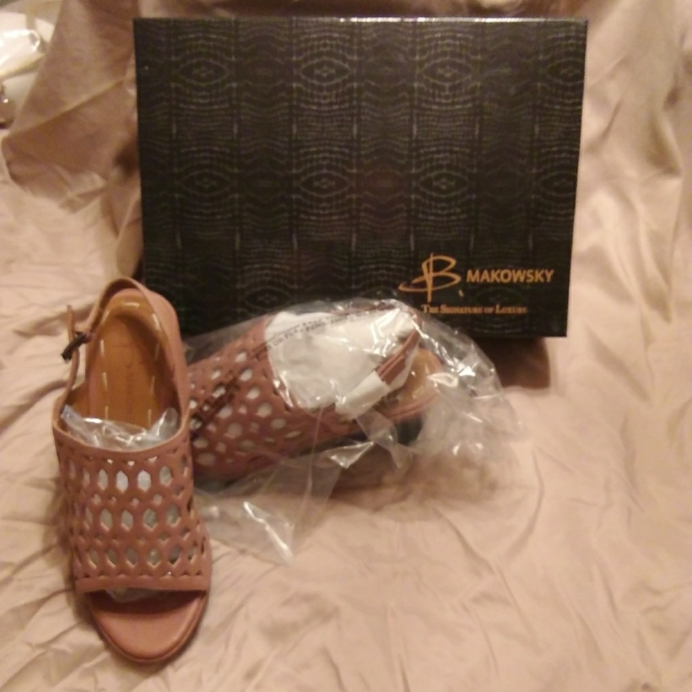B. Makowsky sandals
